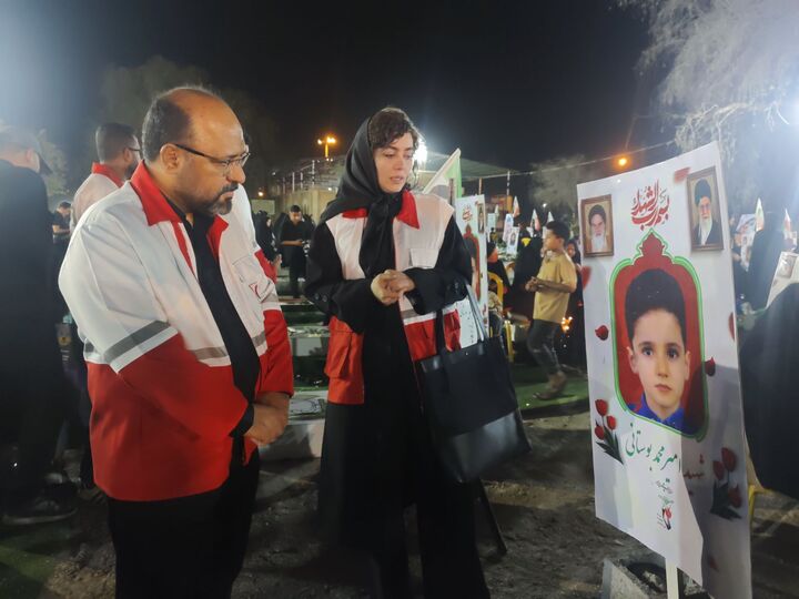 ادای احترام هدیه بازوند در گلزار شهدای دانش‌آموز میناب؛ میعادگاه چهره‌های ملی با کودکان شهید شجره‌طیبه