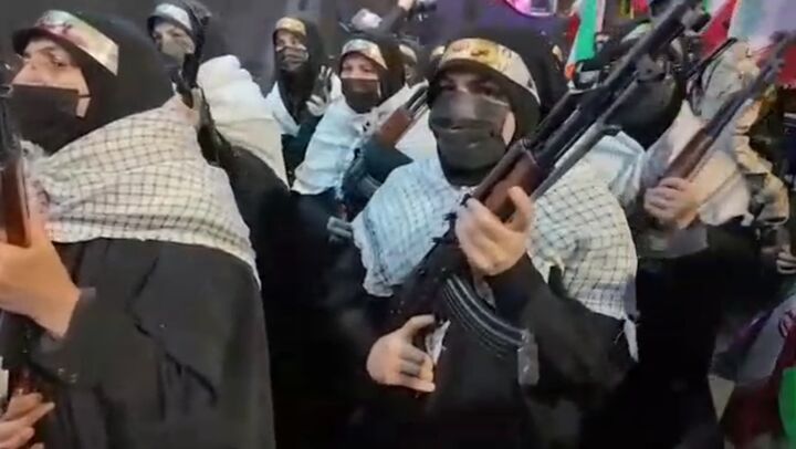 بانوان ساروی در خونخواهی قائد امت اسلحه‌ به‌ دست شدند