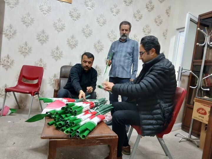 ۷۰۰ پرچم در مواکب مردمی مساجد و میادین شهری و روستایی زنجان توزیع شد