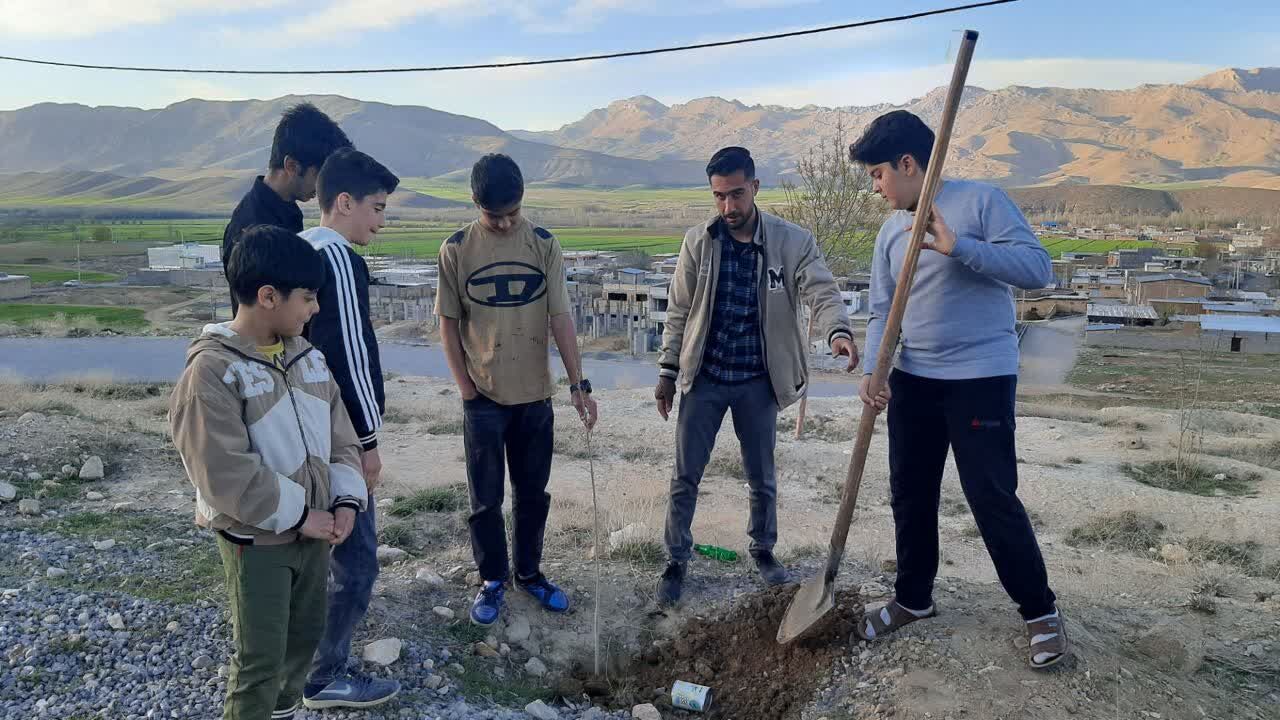 رویش نهالهای ایمان در شهر دستنا؛ وقتی نوجوانان کانون «بشارت» امید را در خاک مقاومت میکارند