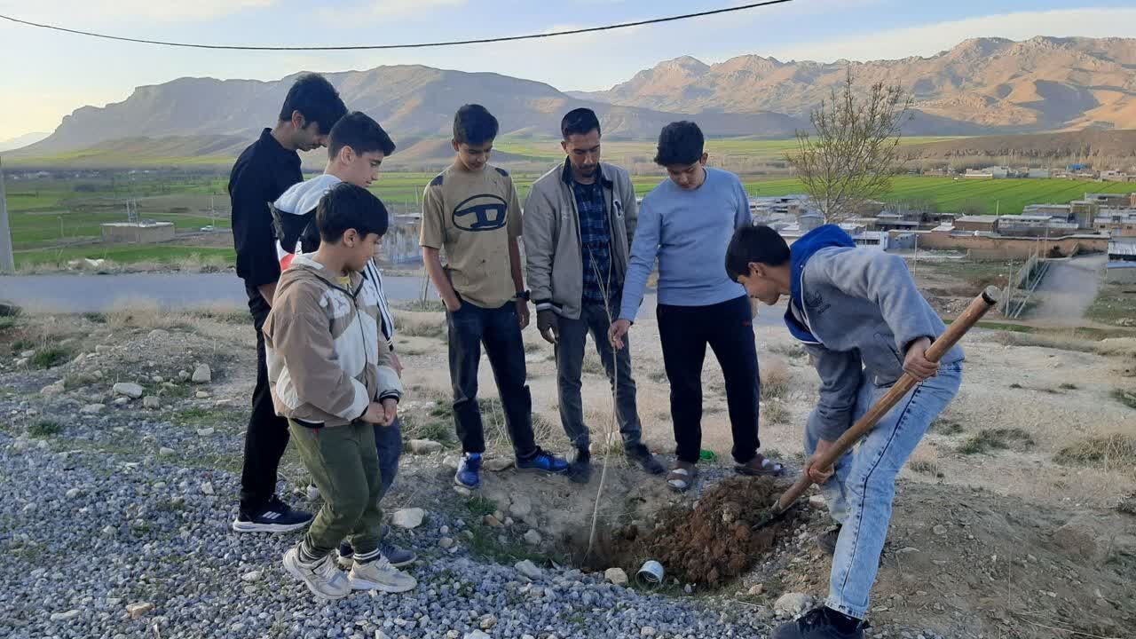 رویش نهالهای ایمان در شهر دستنا؛ وقتی نوجوانان کانون «بشارت» امید را در خاک مقاومت میکارند