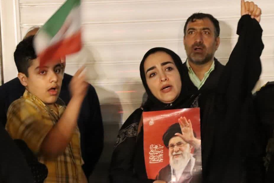 اینجا فقط یک تجمع نیست، یک روایت است؛ مردمی که در سوگ به خروش رسیدهاند