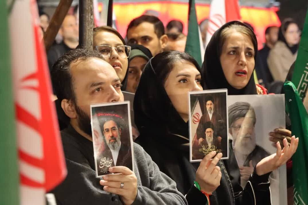 اینجا فقط یک تجمع نیست، یک روایت است؛ مردمی که در سوگ به خروش رسیدهاند
