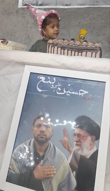 شبی که هانیه ۲ ساله شد؛ بچه‌های مسجد برای دختر شهید جشن تولد گرفتند