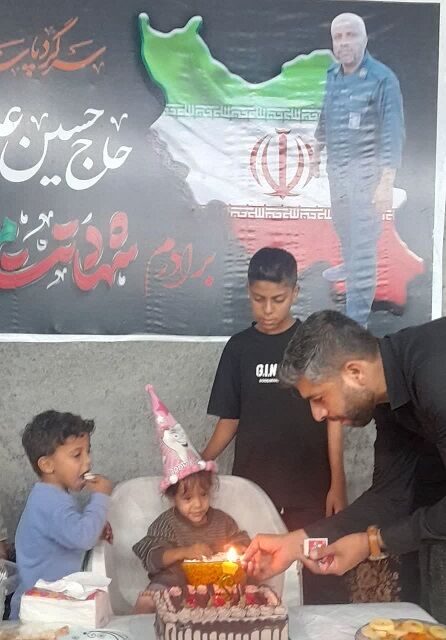 شبی که هانیه ۲ ساله شد؛ بچه‌های مسجد برای دختر شهید جشن تولد گرفتند
