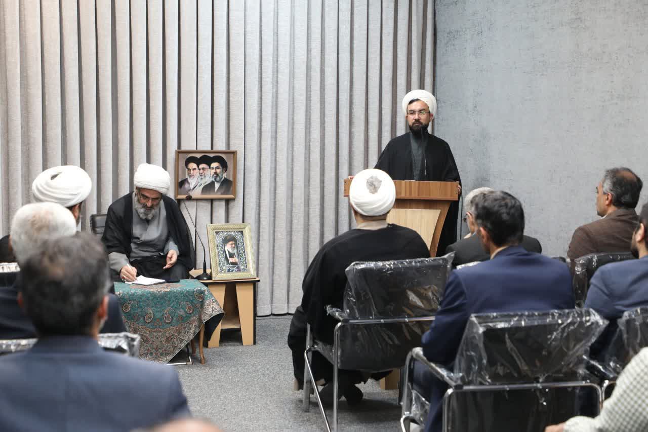 «اقامه نماز» جامعه را به سمت ذکر خدا هدایت میکند