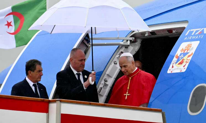 آغاز سفر پاپ به آفریقا از الجزایر/پاپ: خداوند برای همه ملتها صلح میخواهد + عکس