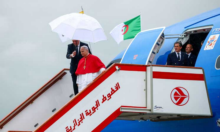 آغاز سفر پاپ به آفریقا از الجزایر/پاپ: خداوند برای همه ملتها صلح میخواهد + عکس