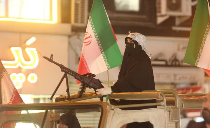 رژه اقتدار بانوان مسلح قائم‌شهری در چهل و سومین شب ایستادگی