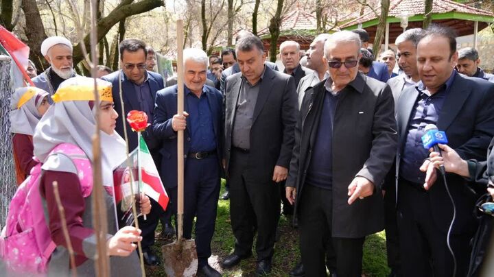 تجلیل از شهدای جنگ رمضان و آغاز دوران شکوفایی؛ پویش درختکاری با یاد شهدای مدرسه شجره طیبه میناب