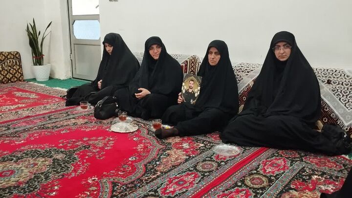 مادران شهدا با شنیدن خبر شهادت، نماز شکر می‌خوانند