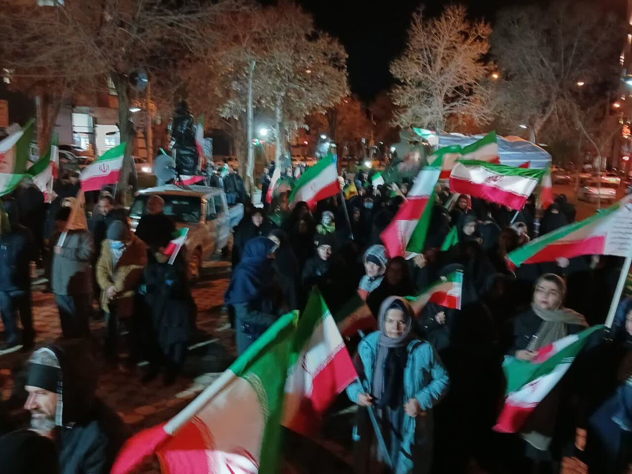 حماسه حضور مردم بیجار در شب شهادت امام صادق (ع) زیر بارش برف