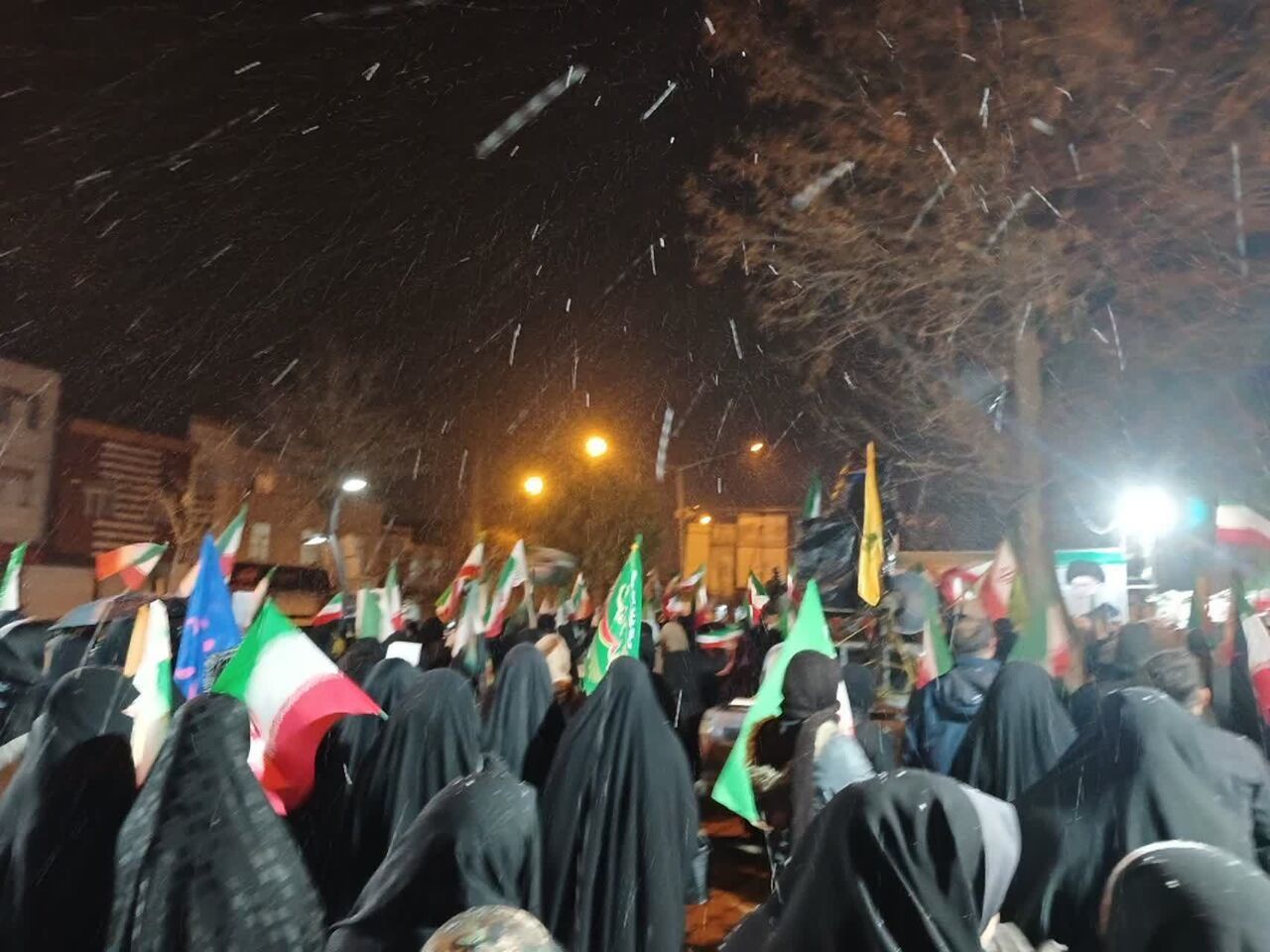 حماسه حضور مردم بیجار در شب شهادت امام صادق (ع) زیر بارش برف