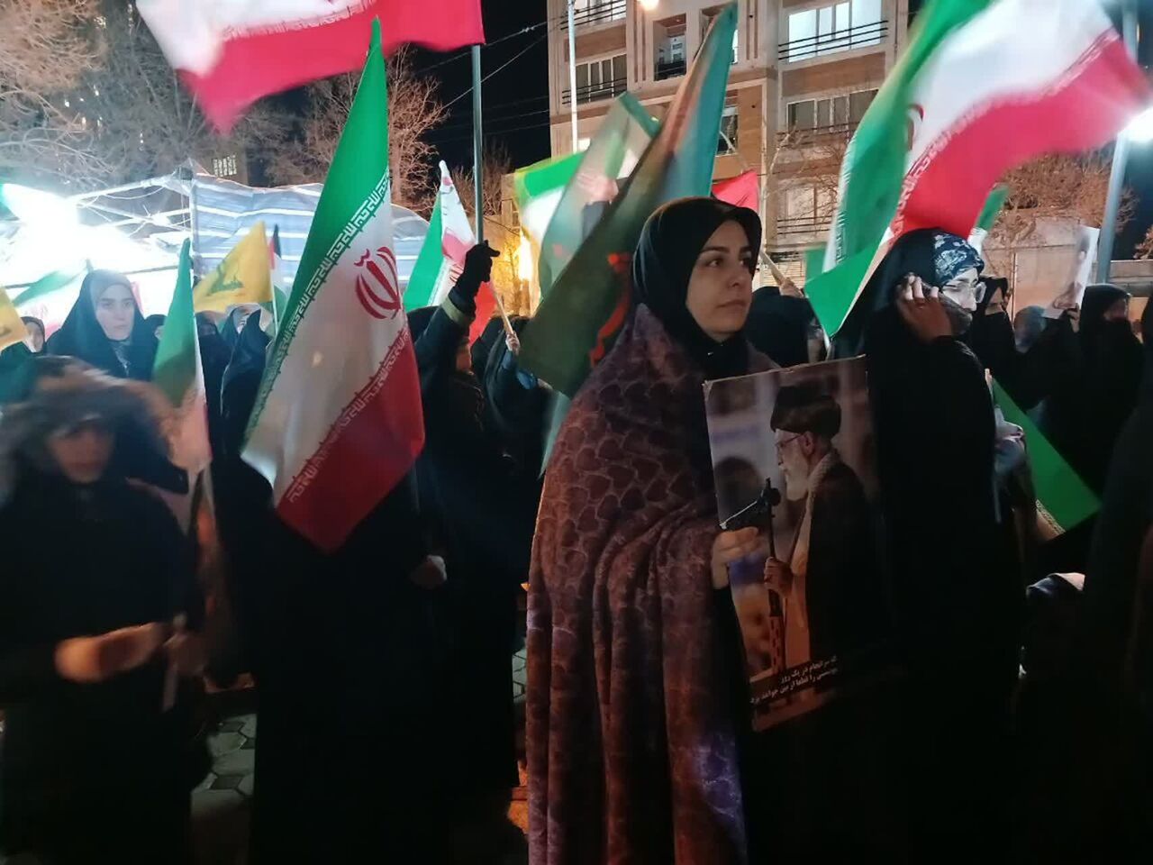 حماسه حضور مردم بیجار در شب شهادت امام صادق (ع) زیر بارش برف