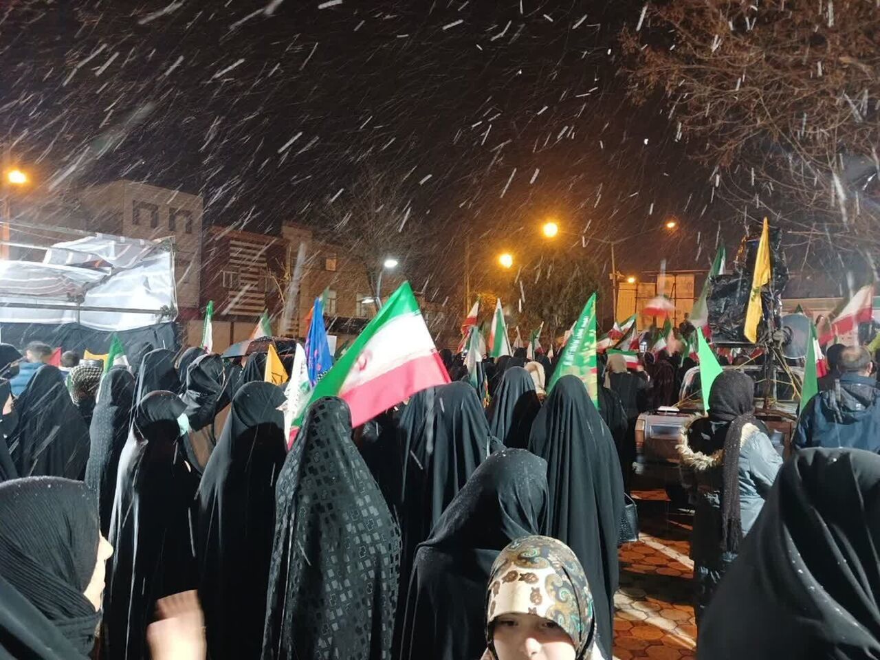 حماسه حضور مردم بیجار در شب شهادت امام صادق (ع) زیر بارش برف