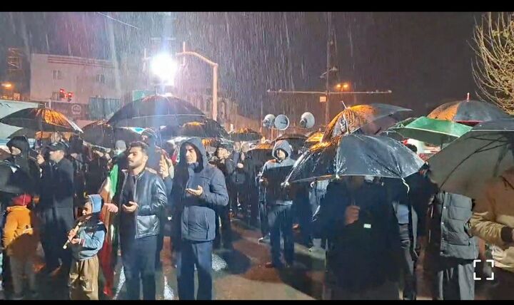 دعای مردم کامیاران زیر بارش برف و باران برای نابودی دشمن و حمایت از وطن