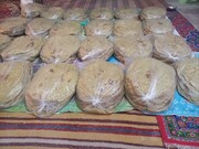 پخت و توزیع نان در تویسرکان به همت کانون امام رضا(ع)