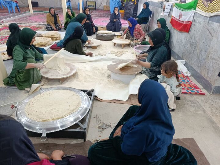 تنورهای روشنِ همدلی در دل زاگرس؛ روایت زنان مسجدی که نان را به زبان عشق برای مدافعان وطن پختند