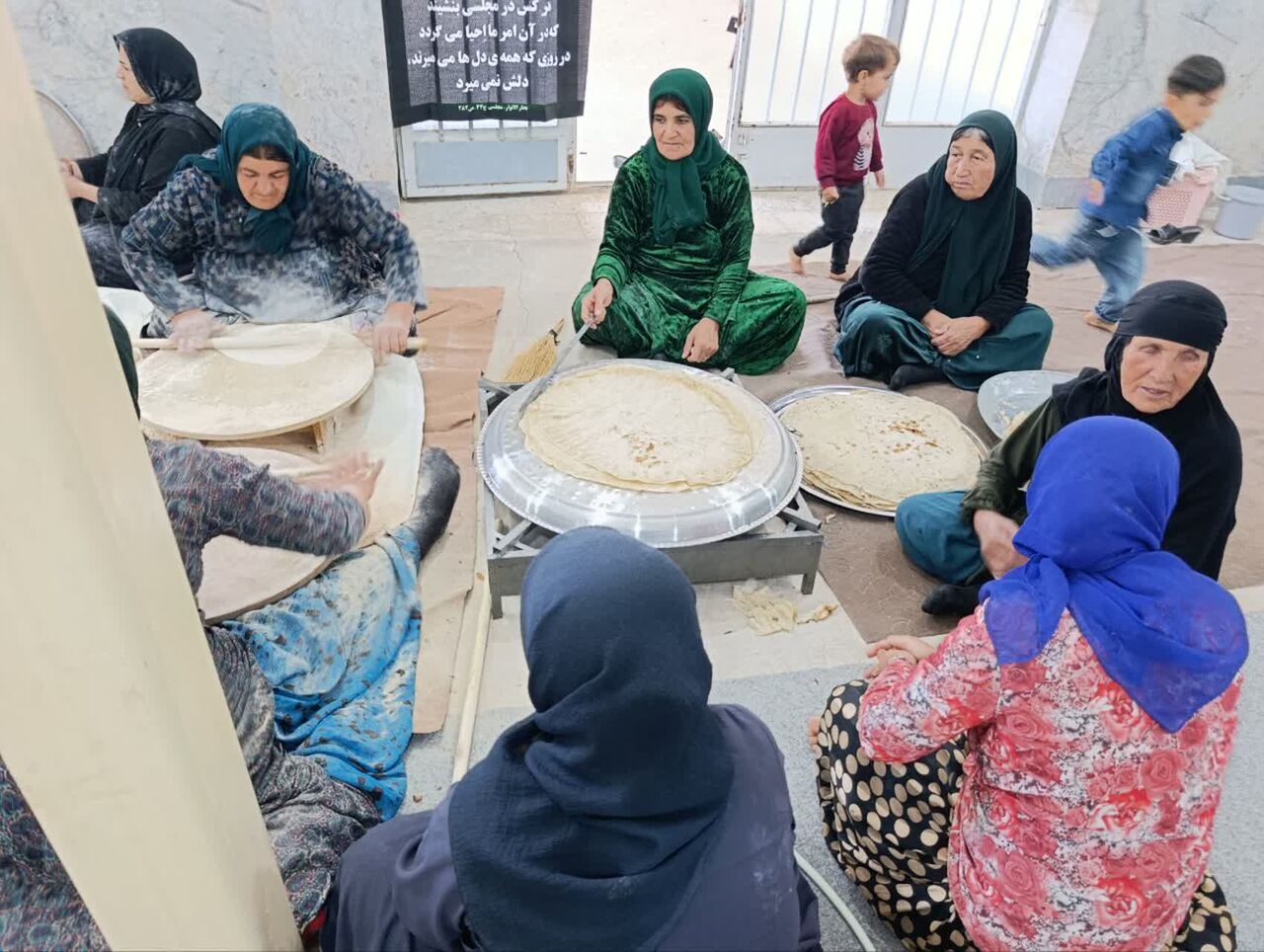 تنورهای روشنِ همدلی در دل زاگرس؛ روایت زنانی که نان را به زبان عشق برای مدافعان وطن پختند