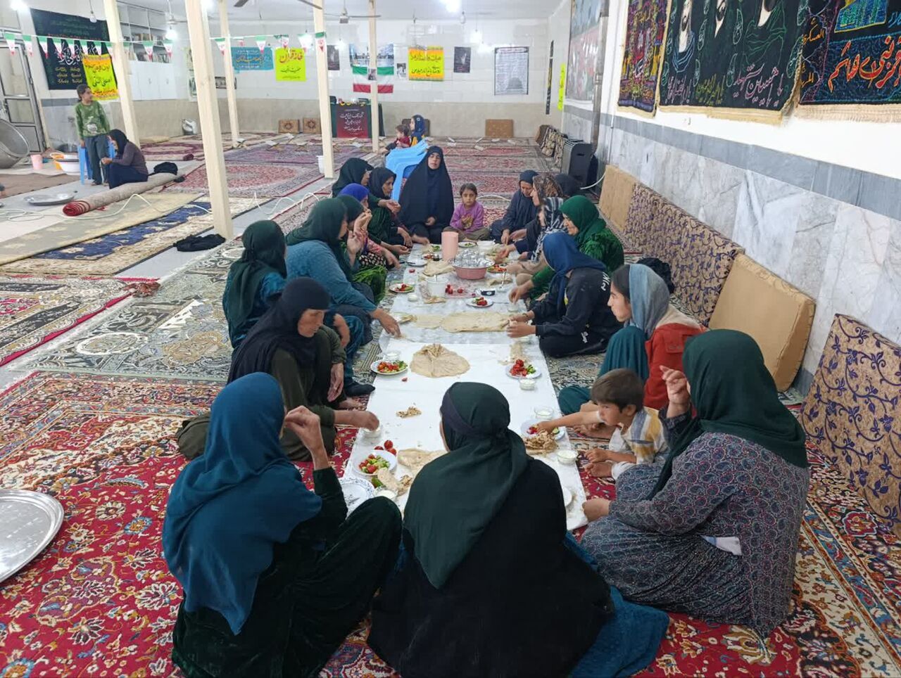 تنورهای روشنِ همدلی در دل زاگرس؛ روایت زنانی که نان را به زبان عشق برای مدافعان وطن پختند