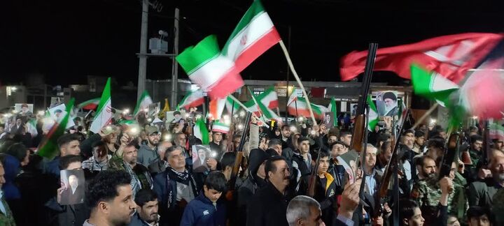 طنین صدای مردم گیلانغرب با شعارهای حماسی در خیابان‌ها