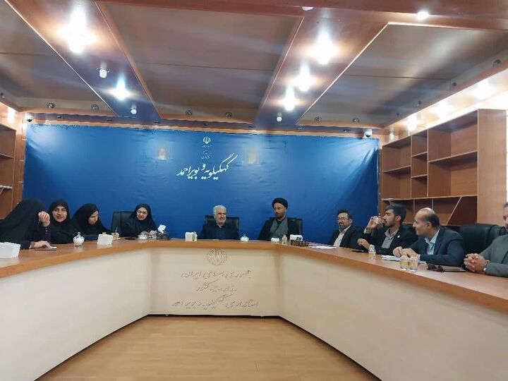 تشکیل زنجیره شقایق‌های دنا به یاد دختران شهید مدرسه شجره طیبه میناب