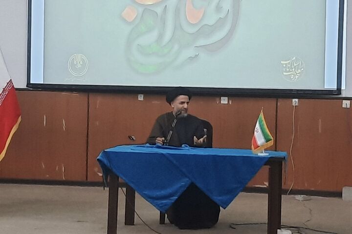 حوزه‌های علمیه به مسائل میدانی انقلاب اسلامی پاسخ دهند