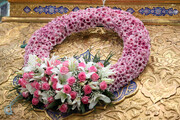گل‌آرایی ضریح مطهر حرم حضرت معصومه (س) در آستانه آغاز دهه کرامت