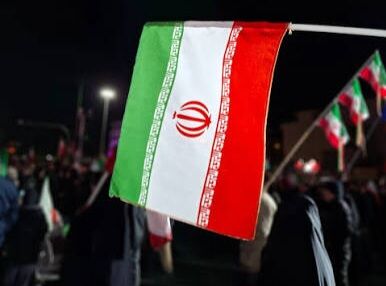 پرچمداری بی‌وقفه؛ فرزندان رشت در ساعات بامداد برای ایران ایستاده‌اند