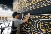 پایان آماده سازی کعبه مکرمه برای موسم حج امسال/ پرده کعبه بالا کشیده شد