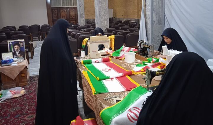 همت فعالان فرهنگی مسجد طوبی در دوخت پرچم پرافتخار ایران