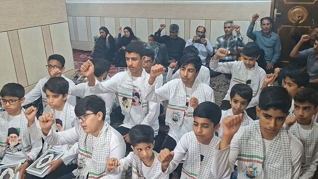 سفر یک‌روزه نوجوانان مسجدی روستای تازیان بالا به میناب؛ روایت قدم‌هایی که به دیدار شهدای دانش آموز رسید