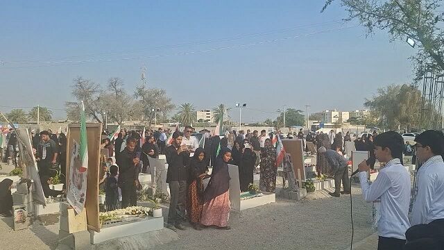 سفر یک‌روزه نوجوانان مسجدی روستای تازیان بالا به میناب؛ روایت قدم‌هایی که به دیدار شهدای دانش آموز رسید