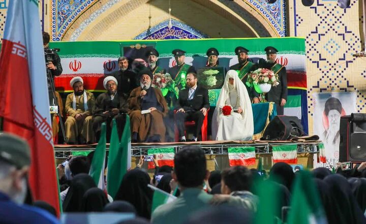 مراسم عقد ازدواج یک زوج جوان در اجتماع شبانه مردم قم