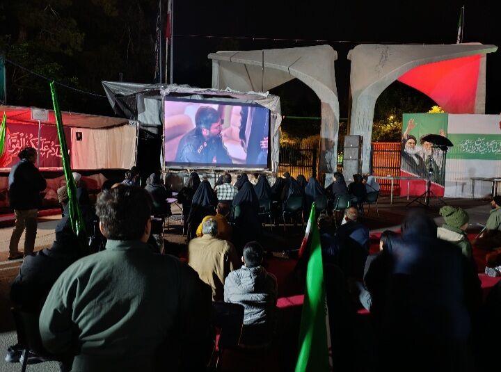اکران سیار فیلم سینمایی «احمد» در  سر در دانشگاه تهران