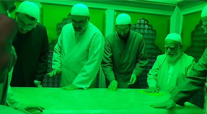 حرم سیدجلال الدین اشرف به مناسبت دهه کرامت عطر افشانی شد