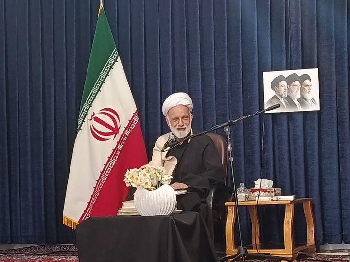 حب مقام و ثروت، انسان را از حب خدا غافل می‌کند