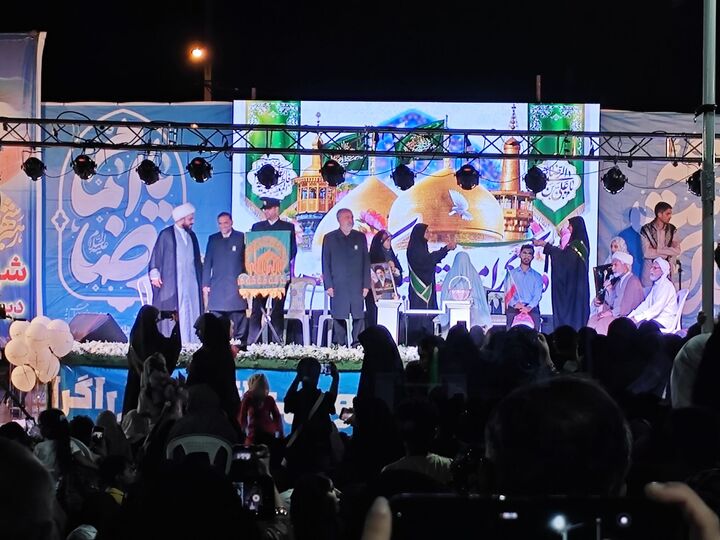 مراسم عقد و آغاز زندگی مشترک زوج جوان مینابی در گلزار شهدای دبستان شجره طیبه برگزار شد