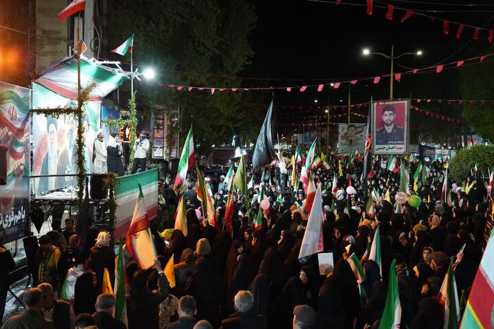 شب پنجاهم اجتماع مردم شهرستان ازنا در دفاع از وطن و بیعت با رهبر انقلاب