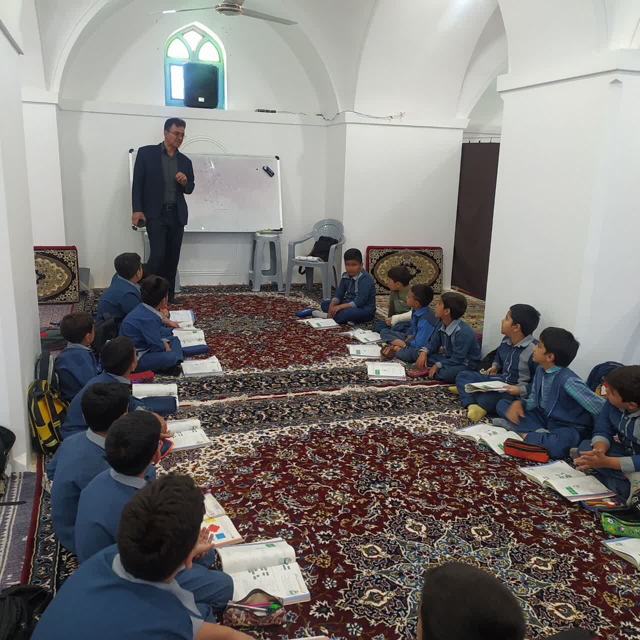 وقتی منزل و مسجد، پناهگاهِ دانش در دل کویر می‌شود