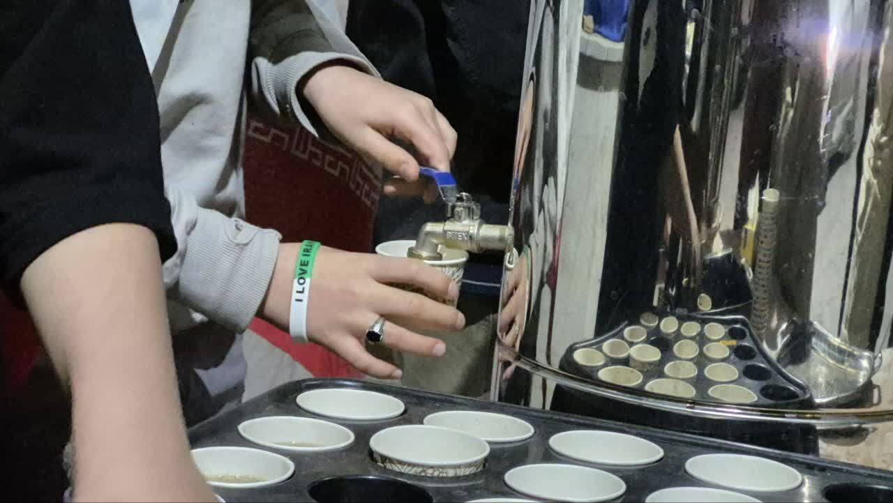 چای داغ؛ دل های‌گرم؛ روایت شبی که بچه‌های مسجد فاطمه الزهرا(س) بروجن شهر را با مهر و ایمان مهمان کردند