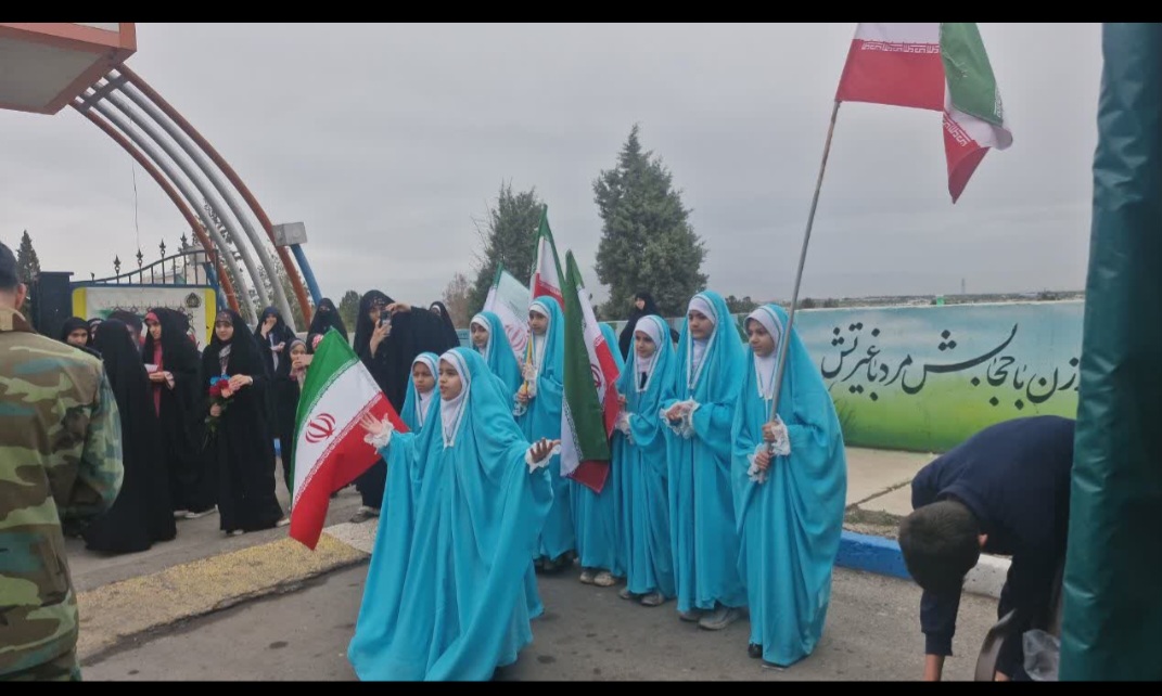 تقدیر فعالان مسجد جامع رسول‌الله الله(ص) از دختران و ارتشی ها
