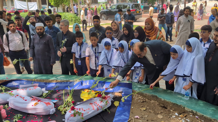 یادبود شهدای دانش آموز میناب در دانشگاه داکا+ عکس