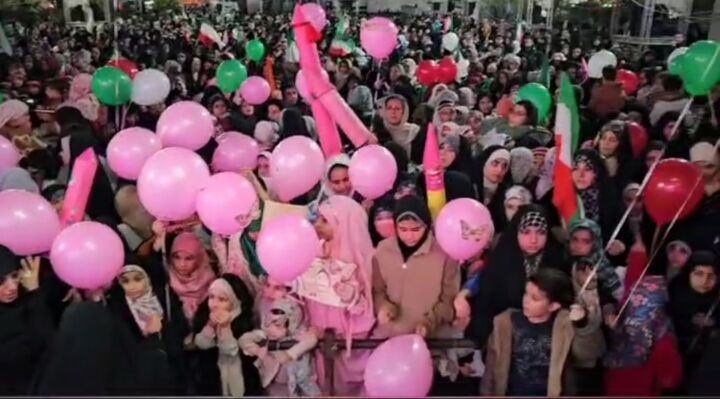 شب صورتی در رشت؛ دختران ایران به استقبال میلاد حضرت معصومه(س) رفتند