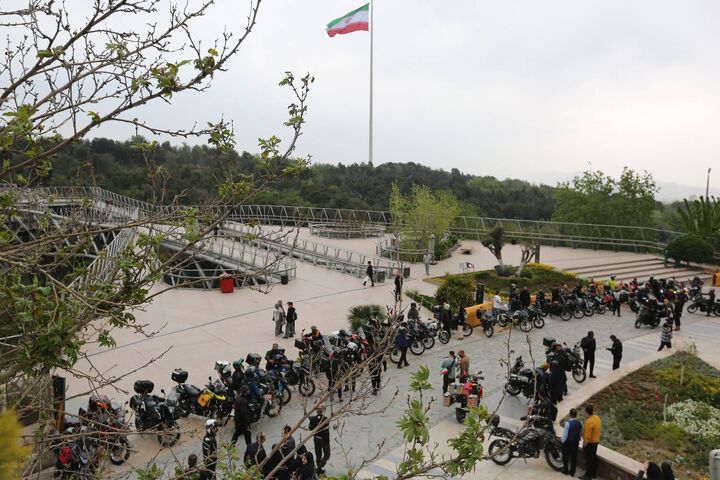 رالی موتورسواران زن و مرد از پل طبیعت در حمایت از «پویش جان فدا برای ایران»