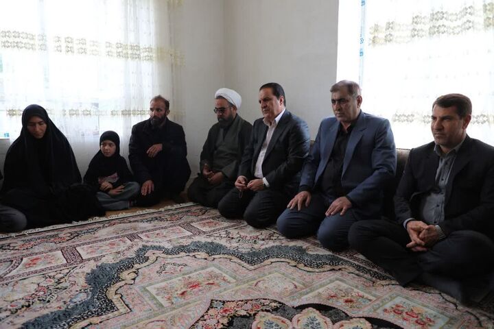 شهدا الگوی نسل جوان هستند