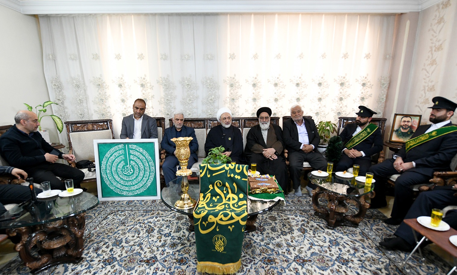 دیدار با خانواده شهید «امیرحسین طاووسی» در سه‌شنبه‌های تکریم شهدایی/تقدیم لوح تقدیر مشاور وزیر فرهنگ و رییس ستاد هماهنگی کانون‌های مساجد کشور