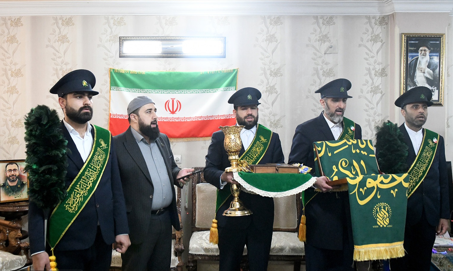 دیدار با خانواده شهید «امیرحسین طاووسی» در سهشنبههای تکریم شهدایی/تقدیم لوح تقدیر مشاور وزیر فرهنگ و رییس ستاد هماهنگی کانونهای مساجد کشور