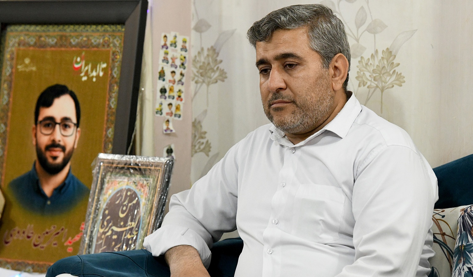 دیدار با خانواده شهید «امیرحسین طاووسی» در سهشنبههای تکریم شهدایی/تقدیم لوح تقدیر مشاور وزیر فرهنگ و رییس ستاد هماهنگی کانونهای مساجد کشور