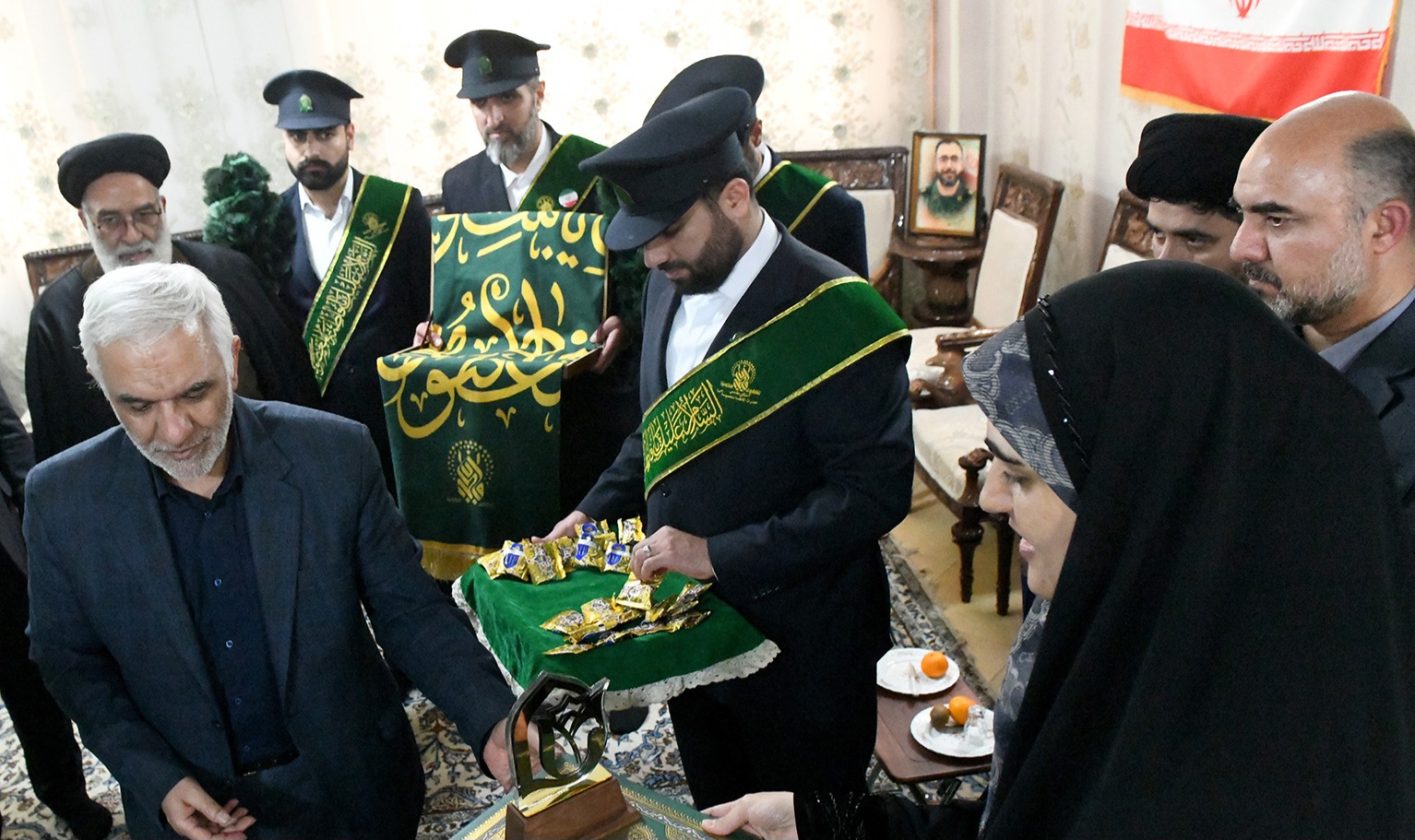 دیدار با خانواده شهید «امیرحسین طاووسی» در سهشنبههای تکریم شهدایی/تقدیم لوح تقدیر مشاور وزیر فرهنگ و رییس ستاد هماهنگی کانونهای مساجد کشور